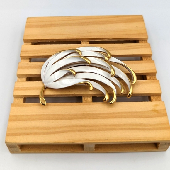 Vintage Monet white enamel gold tone floral motifs brooch - Picture 1 of 8